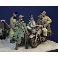 D-Day35190 “Unternehmen Frühlingserwachen” 3.SS PzDiv. Soldiers, Hungary, Winter 1945 For Zündapp KS 750 Motorcycle (5 figures + motorcycle accessories)